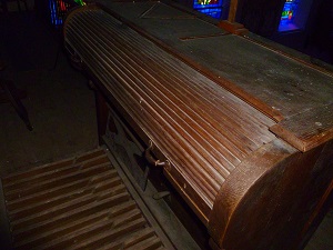 Ancien orgue, sur la tribune, débranché